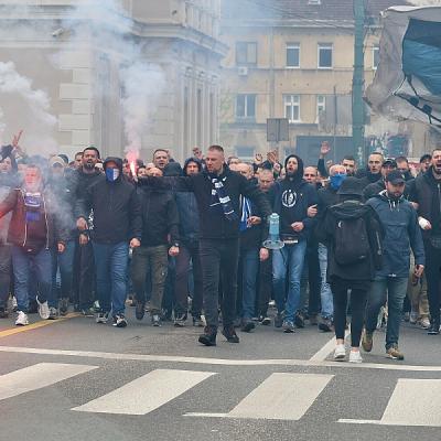 Manijaci u korteu krenuli na Koševo, Željezničar će u derbiju bodriti 1.800 navijača s juga Manijaci u korteu krenuli na Koševo, Željezničar će u derbiju bodriti 1.800 navijača s juga