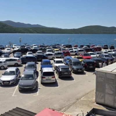 Brojni turisti u Neumu, u moru pronašli osvježenje Brojni turisti u Neumu, u moru pronašli osvježenje