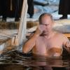 Vladimir Putin se okupao na Bogojavljenje: Prekrstio se i tri puta uronio u ledenu vodu