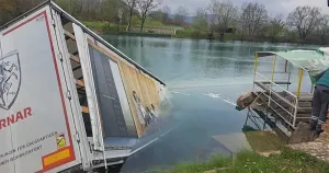 Kamion sletio u rijeku Unu, poginuo vozač (FOTO)