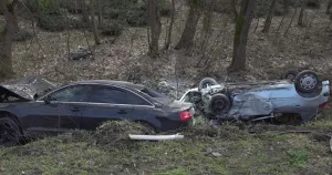 Težak sudar dva automobila, oba su zavr&scaron;ila u jarku, jedan se i prevrnuo. Ima povrijeđenih (VIDEO)