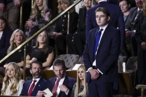 UKRAO SHOW: Visok, povučen i sve sličniji ocu, povratak Trumpovog sina sve iznenadio (FOTO)