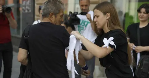 Mladi u Sarajevu poručili: Žrtve Prijedora ne smiju biti zaboravljene na Danu bijelih traka