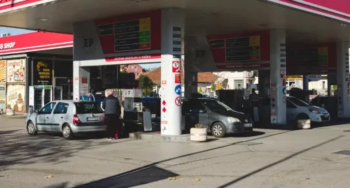 
                                    Od ponoći u Crnoj Gori poskupljuje gorivo                                