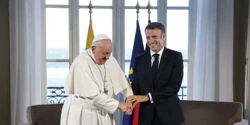 Francuski parlamentarac kritikovao spu&scaron;tanje zastave zbog smrti pape: &Scaron;ta ćemo kad umre neki drugi lider?