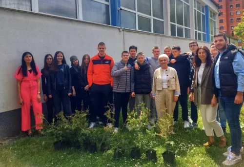 Ekolo&scaron;ka lekcija u &scaron;kolskom dvori&scaron;tu: Sadnjom thuje obilježen Dan planete Zemlje