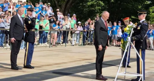 Helez odao počast na Spomeniku neznanom junaku na Nacionalnom groblju Arlington