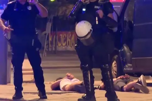 &Scaron;OKANTNE SNIMKE IZ SRBIJE: Vučićevi batina&scaron;i brutalno tukli građane pred policijom, povrijeđen biv&scaron;i reprezentativac...