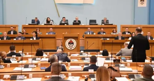 Danas dvije sjednice NSRS-a, na obje će se raspravljati gdje naći novac i od koga ga posuditi