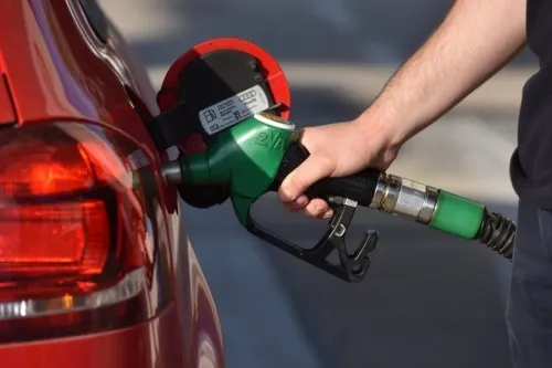 RAT I BLOKADA HORMUZA DIŽU CIJENE U NEBO: Dizel eksplodirao brže od benzina i gura gorivo na rekordne nivoe!