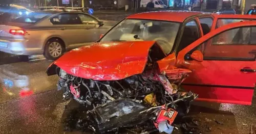 Automobili uni&scaron;teni: Težak sudar u Tuzli, vi&scaron;e osoba povrijeđeno