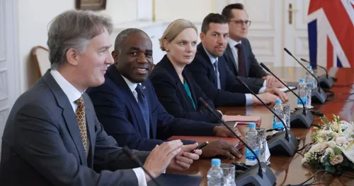 "Budućnost BiH je evropska": Britanski &scaron;ef diplomatije sa Kom&scaron;ićem i Bećirovićem