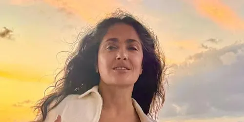 Salma Hayek se ne pla&scaron;i starenja: Fotografijama s odmora pokazala lice bez &scaron;minke i sijedu kosu