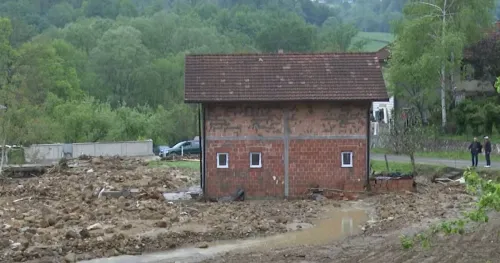 Majevicu zahvatilo nevrijeme: Bujični potoci odnijeli mostove, naselja odsječena, uni&scaron;teni usjevi