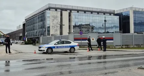 Policija i dalje ispred zgrade Administrativnog centra Vlade RS