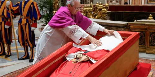 Cijeli svijet gleda u Vatikan: Papa Franjo odlazi na vječni počinak, na sahrani se očekuju stotine hiljada ljudi