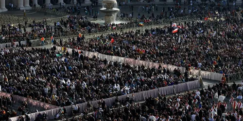 Stotine hiljada vjernika pristiže u Vatikan, papa Franjo će posljednje "zemaljsko putovanje" obaviti u papamobilu
