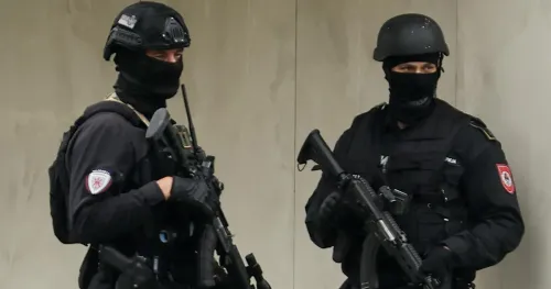 Koja obilježja su nosili policajci koji su "branili" Dodika od hap&scaron;enja?