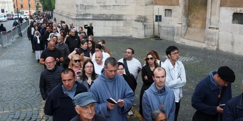 Kilometarske kolone od ranog jutra u Rimu, svi žele odati počast papi Franji: Vatikan objavio fotografije grobnice