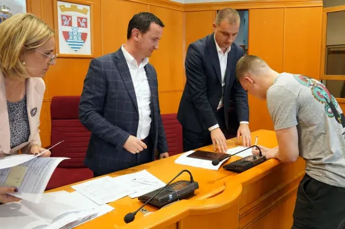 Gradonačelnik Ćurić potpisao potpisao ugovore o stipediranju sa trebinjskim studentima