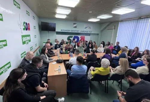 Vi&scaron;e od 30 mladih pristupilo SDA Cazin &ndash; a političke elite i dalje bez odgovora na stvarne probleme građana