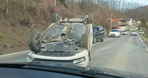 Saobraćajna nesreća na magistrali: Automobil se prevrnuo, ima te&scaron;ko povrijeđenih