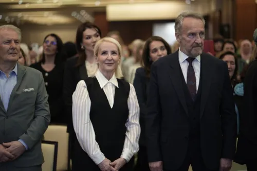 IZETBEGOVIĆ SA SKUPA ŽENA SDA POSLAO BRUTALNU PORUKU: &bdquo;Bo&scaron;njaci su izbačeni iz vlasti i poniženi, Trojka nas vodi u živo blato, moramo ih sru&scaron;iti u oktobru!&ldquo;