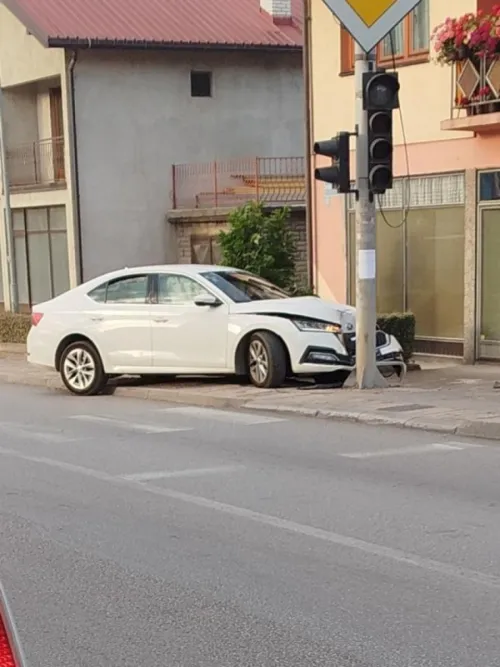 BAHATI FUNKCIONERI SNSD-a I POLICIJA KOJA &Scaron;UTI: Član vi&scaron;ih organa ove partije, prouzrokovao saobraćajnu nesreću autom koji mu je kupio načelnik op&scaron;tine