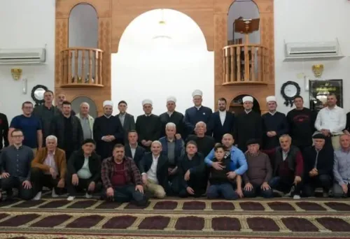 Tri decenije služenja vjeri: Džemat Ljubijankići darovao imamu Crnkiću i hanumi Umru