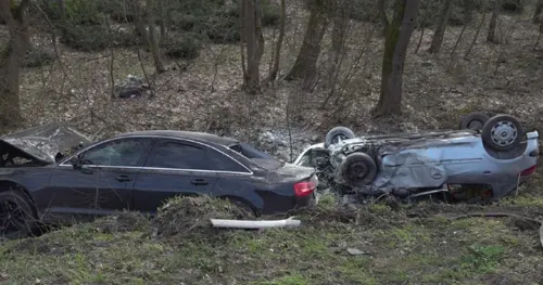 Težak sudar dva automobila, oba su zavr&scaron;ila u jarku, jedan se i prevrnuo. Ima povrijeđenih (VIDEO)