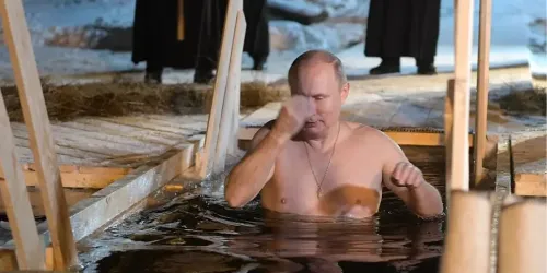 Vladimir Putin se okupao na Bogojavljenje: Prekrstio se i tri puta uronio u ledenu vodu