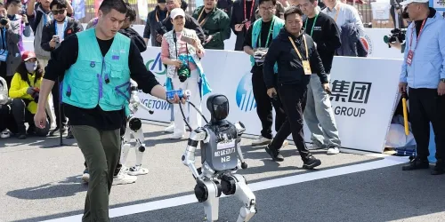 Roboti trčali polumaraton i takmičili se s ljudima u Kini