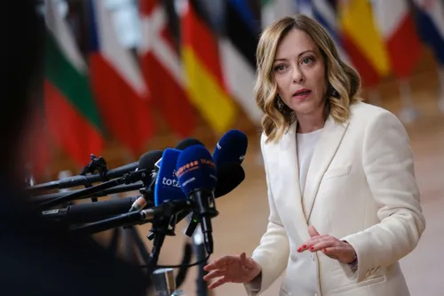 GNUSNO, SKANDALOZNO, ODVRATNO: Vučićev "Informer" italijansku premijerku predstavio kao seksualni objekt!