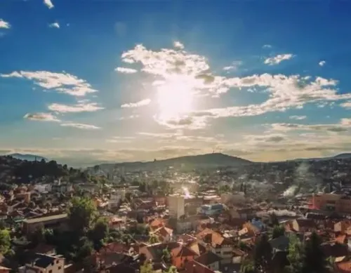 
                                    Sunčano uz malu do umjerenu oblačnost                                