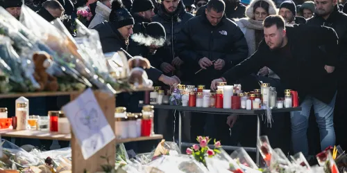 Stotine ljudi u ti&scaron;ini odali počast žrtvama požara u &scaron;vicarskom baru